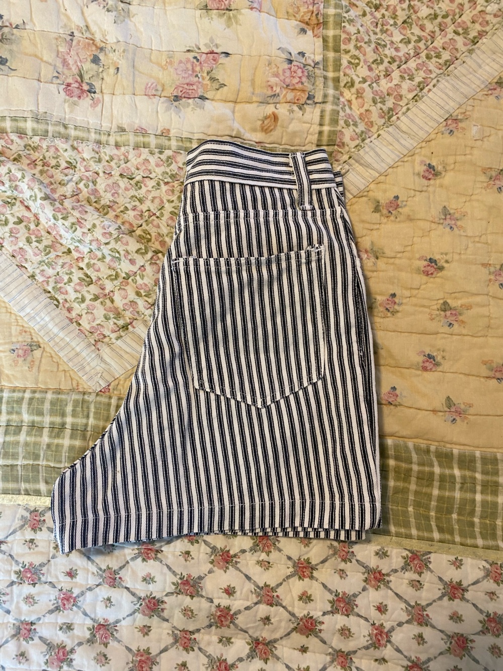 Vintage 90’s white and black striped high waisted shorts with pockets